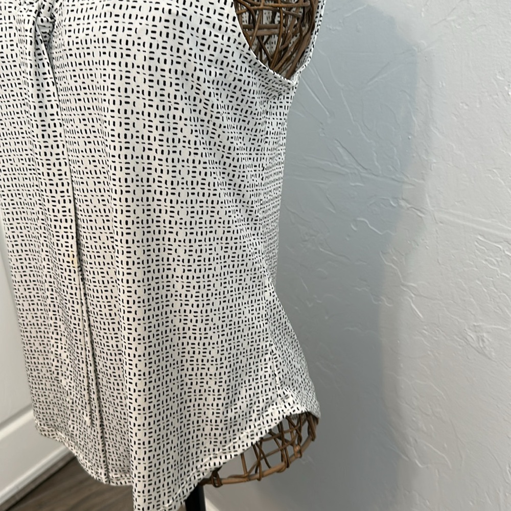 Banana Republic White and Black Patterned Sleeveless Top with front tie. Size M - Picture 3 of 5